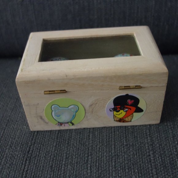 Pre-Loved Hand Designed Titleist Pro VIx  Golf Balls with Collectable Wooden Box - Picture 3 of 16